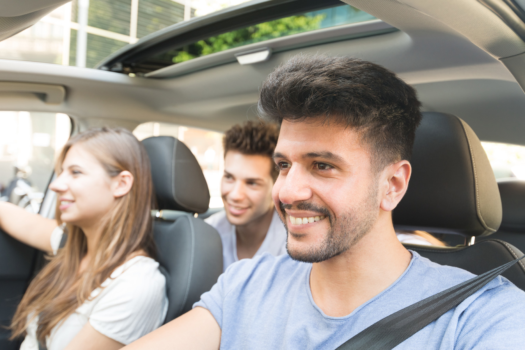 Jovenes al volante de un coche