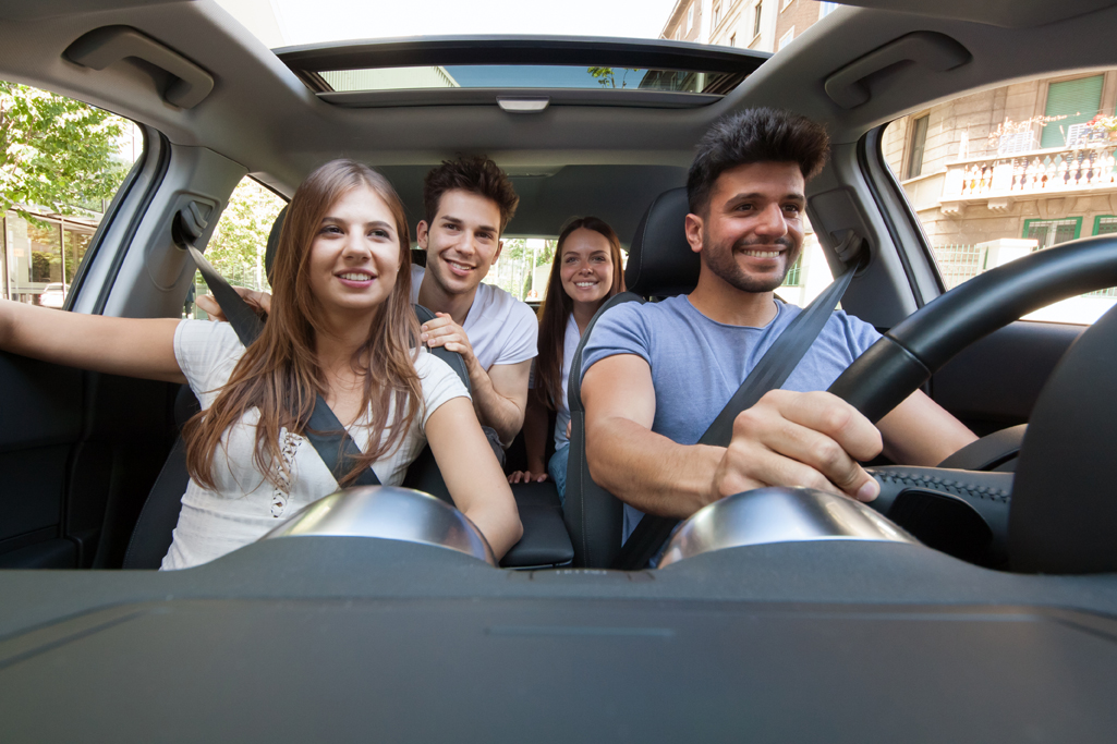 Jóvenes al volante