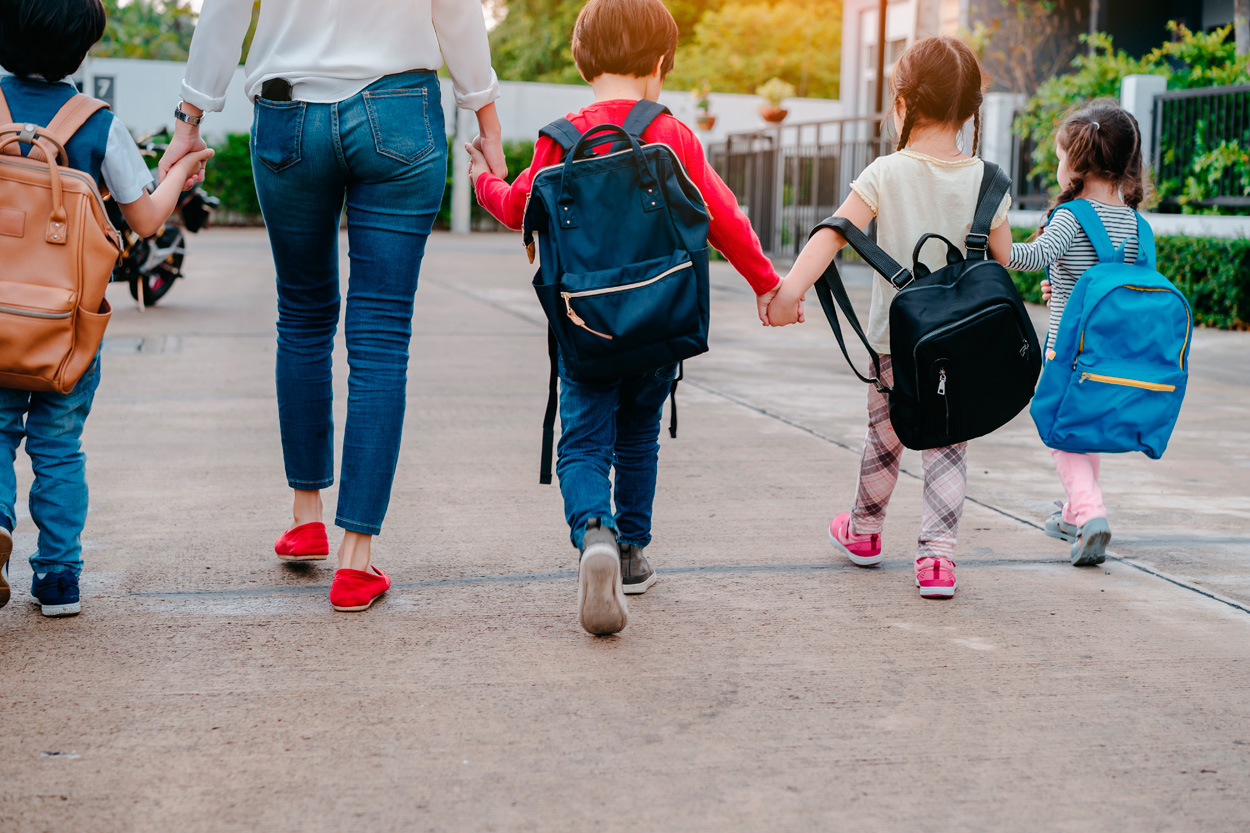 Niños de camino al colegio